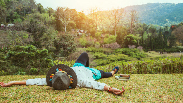 femme-asiatique-voyage-nature-voyage-detendez-vous-dormir-pelouse-dans-parc-ete_36074-444